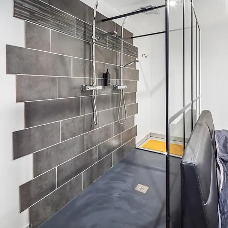 Retro Game Room Avec Jacuzzi Apartment